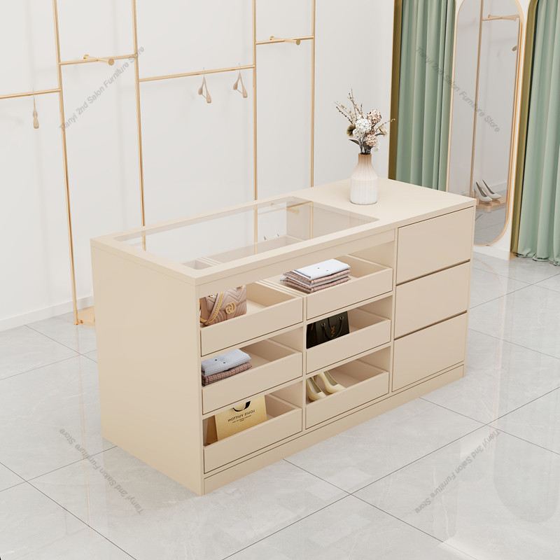 Storage - Negozio di Abbigliamento Moderno e Creativo,